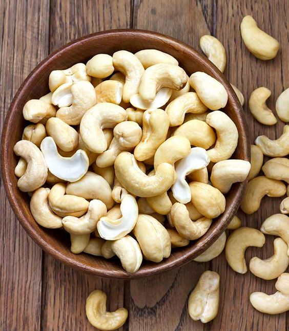 Model wearing plain white basic tee.