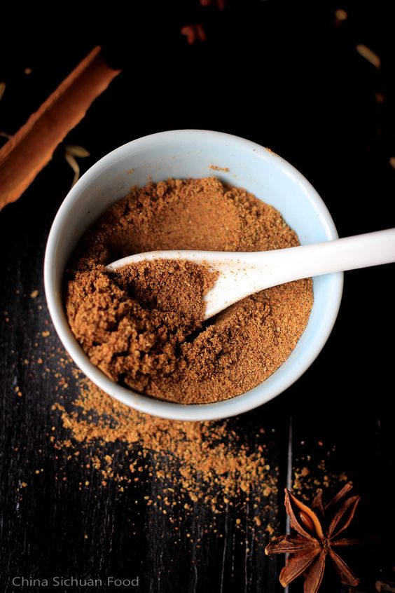 Model wearing plain white basic tee.