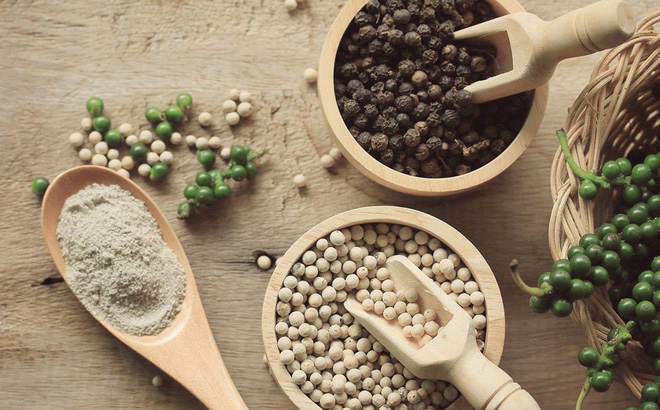 Model wearing plain black basic tee.